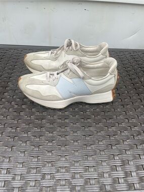New Balance Women's White and Light Blue Retro Runner Sneakers
